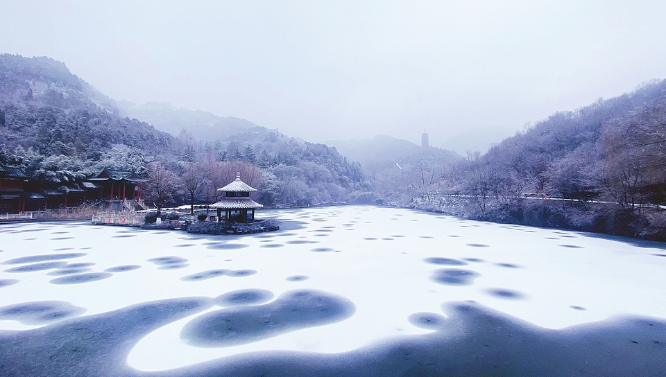 泉城迎来新年首场雪