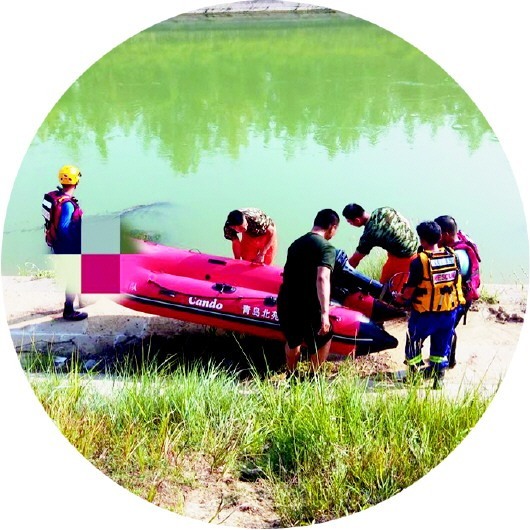 孩子溺水事故频发 海边野浴场热闹景象让人捏把汗