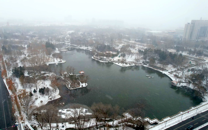 小年迎初雪！雪中红石别样美