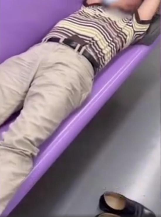 一男子在上海地铁车厢内躺平 热心网友将鞋丢进垃圾桶