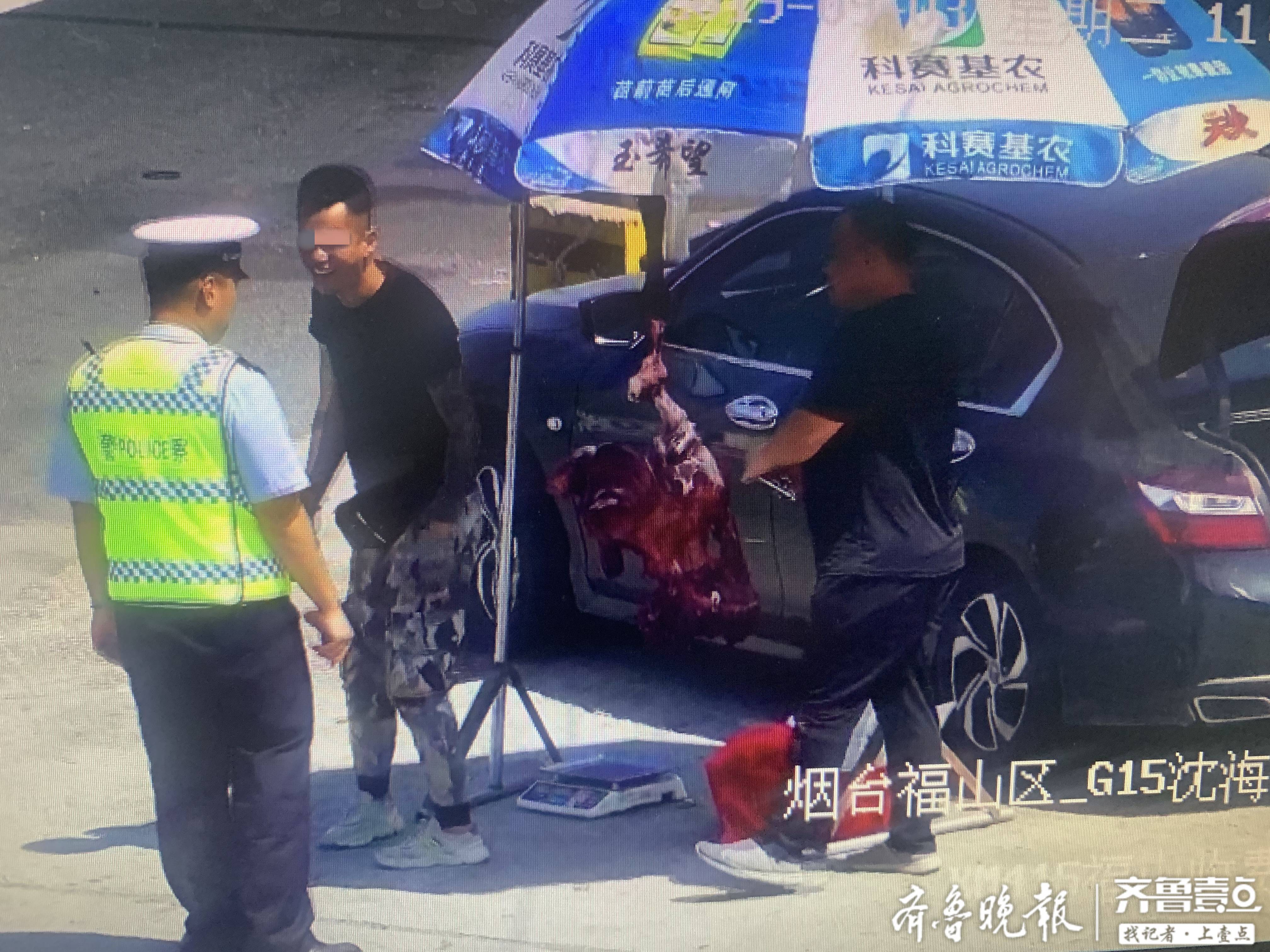 小伙挣钱不要命！高速路上卖驴肉，肉架、遮阳伞……家伙什还挺全