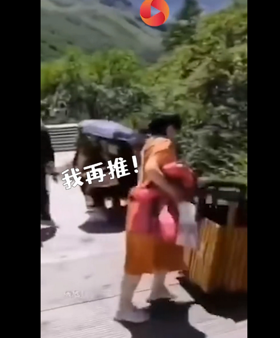 真没素质！女游客一路推倒景区告示牌，这么手欠直接进黑名单吧