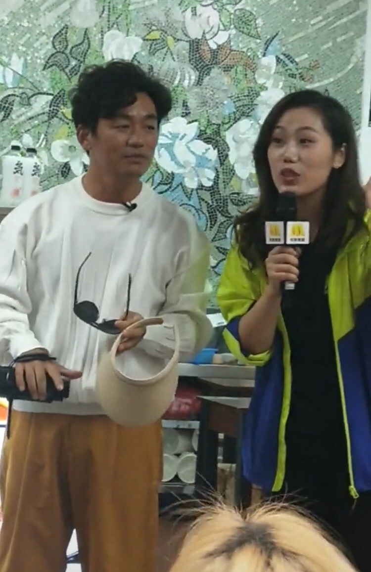 评论区炸了！王宝强现身活动人气爆棚，女主持竟撞脸马蓉