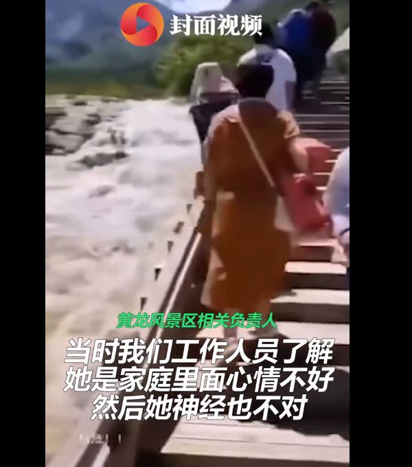 真没素质！女游客一路推倒景区告示牌，这么手欠直接进黑名单吧