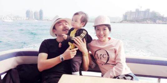 汪涵一家三口全家福曝光，4岁小沐沐身高亮了