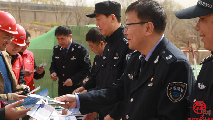 市城乡水务局建设处、市水政监察支队等六个党支部联合开展“强化依法治水管水 携手共护重点工程”宣传活动