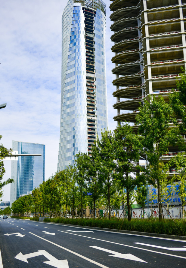 济南中央商务区南北核心路展露新容 取消道路临时停车位