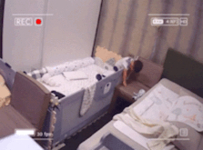 安以轩儿子翻越床板超惊险，小小年纪身手不错化险为夷