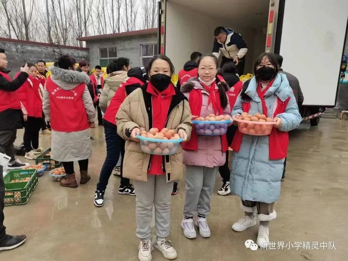 济南市新世界小学少先队员参加公益“暖冬行”志愿服务活动