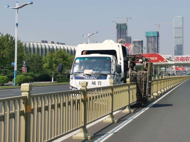 扮靓城市家具，提升城市品质，济南城管掀起爱国卫生运动热潮，干干净净喜迎五一