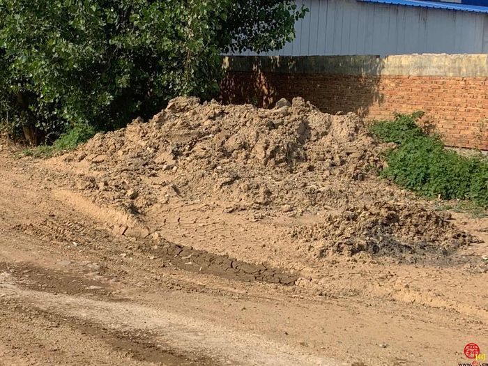 【啄木鸟在行动】山东亿森有限公司附近渣未覆盖 易产生扬尘