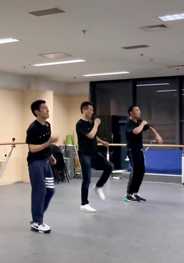 尼格买提|央视主持男团合体练劲舞，撒贝宁康辉小尼动作堪比广播体操