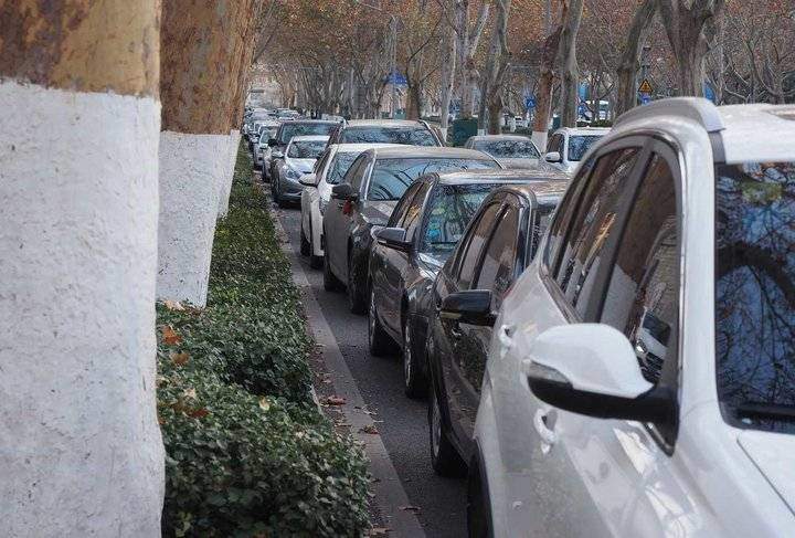 济南数千名艺考生冒寒风考试，家长开车陪考不熄火保温