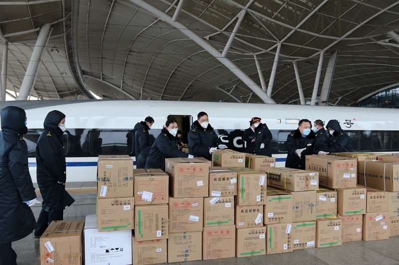 武汉站抗疫“头雁”突击队：中转超1800名医护7200箱物资