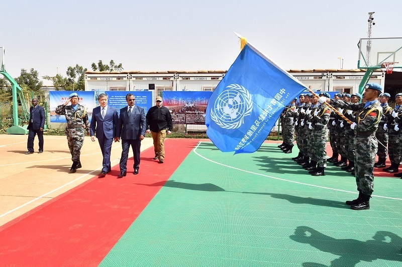 中国赴马里维和部队413名官兵被授予联合国“和平荣誉勋章”