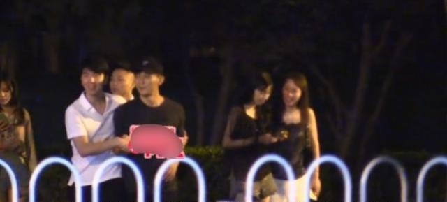 美女|李晨与网红美女共进晚餐，贴心按摩大献殷勤？