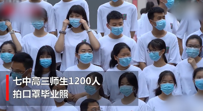 【姨母笑】高校毕业典礼上男生向女友求婚，网友：海豹式鼓掌