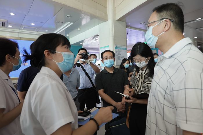 让数据多跑路 让老年人少跑腿 市政协围绕“关爱老年群体，共享智能生活”现场商量