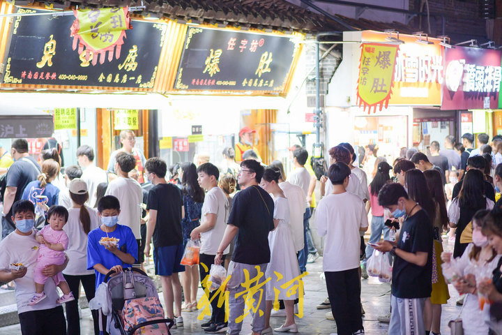 美食街元气满满 喧嚣热闹回归