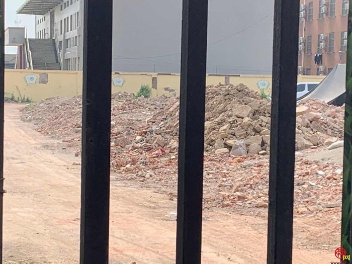 【啄木鸟在行动】章丘区第一中学附近渣土和建筑垃圾裸露