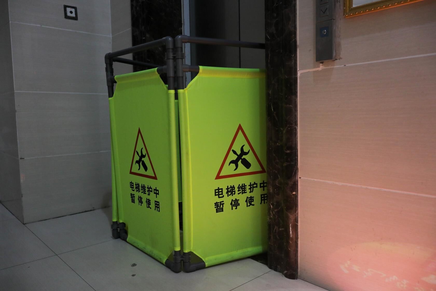 济宁一小区电梯莫名从10楼坠到-2楼，业主吓蒙了！