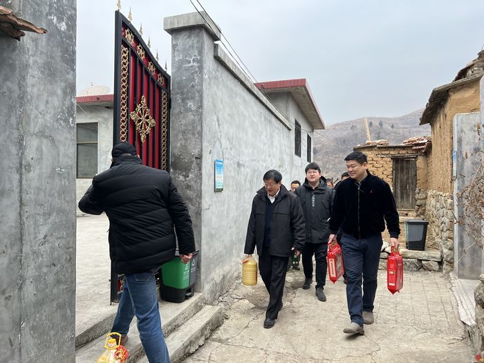 济南市交通局到南山区柳埠涝峪村走访困难党员群众