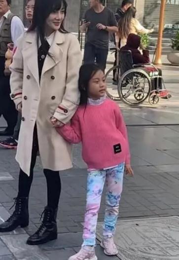 甜馨|李小璐母女出游，自己打扮成20岁少女，却把甜馨穿成土娃？这是什么情况？