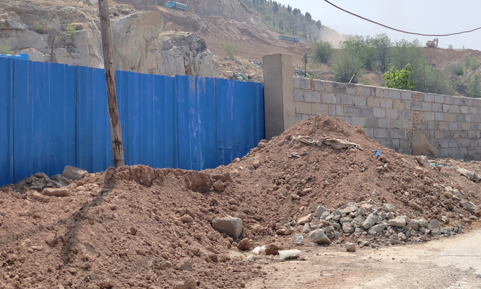 【啄木鸟在行动】渣土“裸奔” 九曲附近大面积渣土裸露无人管