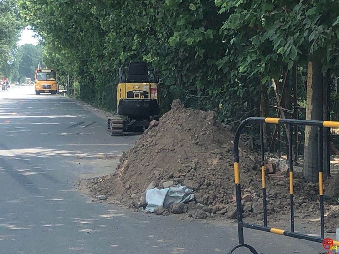 【啄木鸟在行动】长清区刘庄村渣土随意堆放在道路路面上