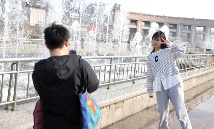 早春济南气温一路向暖 周末弱冷空气将“快闪”上线