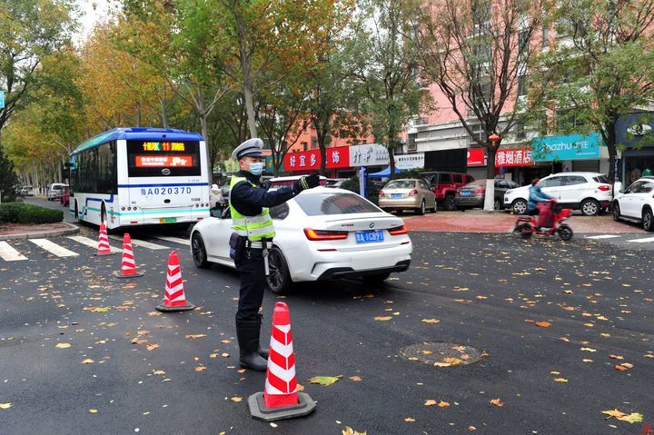 济南交警提醒您天桥区顺河西街路段有水管爆裂注意绕行