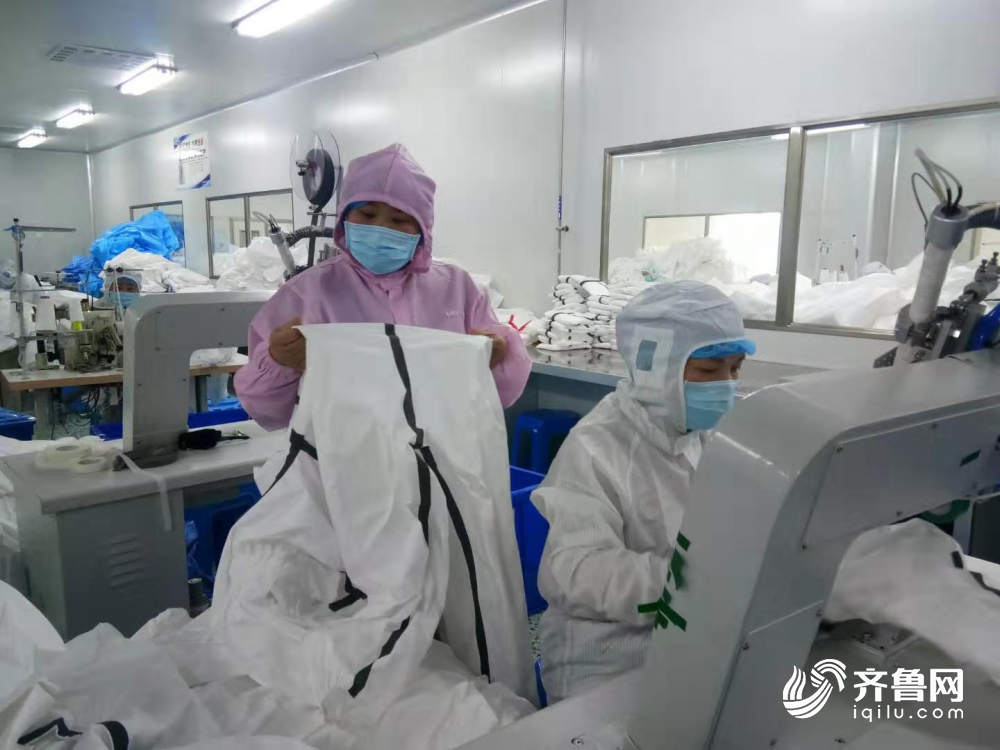 新闻特写｜“疫”线生产工人：医生护士守护生命，我们守护他们