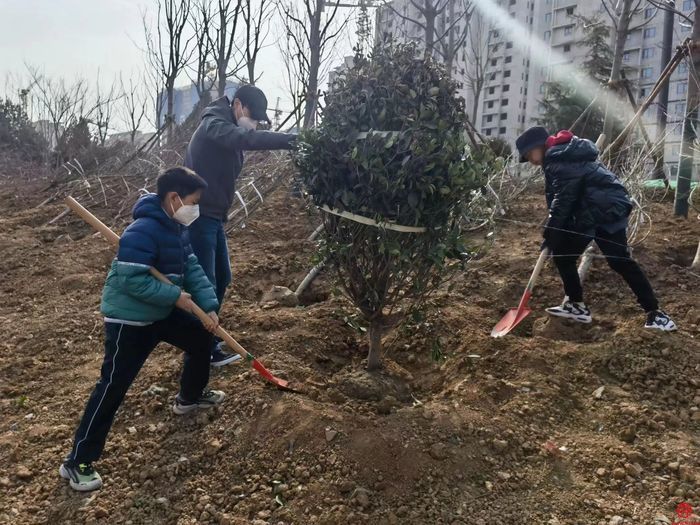 播种绿色，童心向党 济南高新区瀚阳学校5.1中队开展志愿服务活动