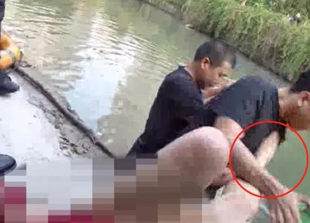 5秒视频看怒了！小伙救起落水女子，却被她一脚踹下了河