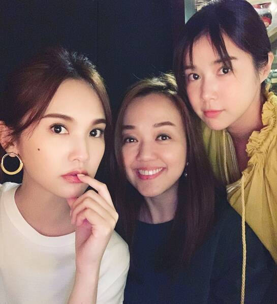 杨丞琳与闺蜜聚会发合照 开心比耶状态极佳