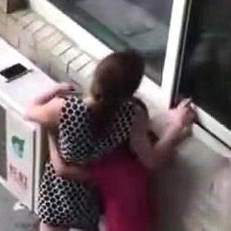 妻子遭丈夫背叛，拽着孩子跳楼！孩子：妈妈你千万别跳，我自己跳