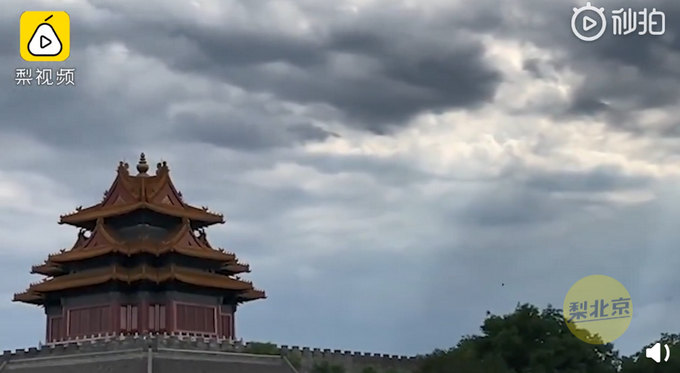 【震撼】故宫上空现罕见“云隙光”，万道光芒照耀地面