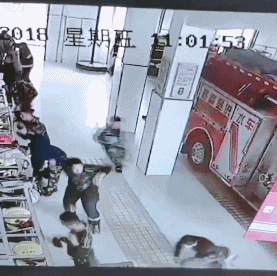 这些“狼狈”的身影真帅！消防员花式出警合集来了，笑着笑着就哭了