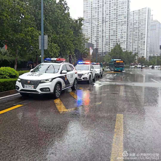 台风暴雨中，那一抹逆行的警察蓝