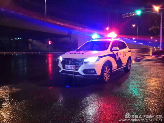 台风暴雨中，那一抹逆行的警察蓝
