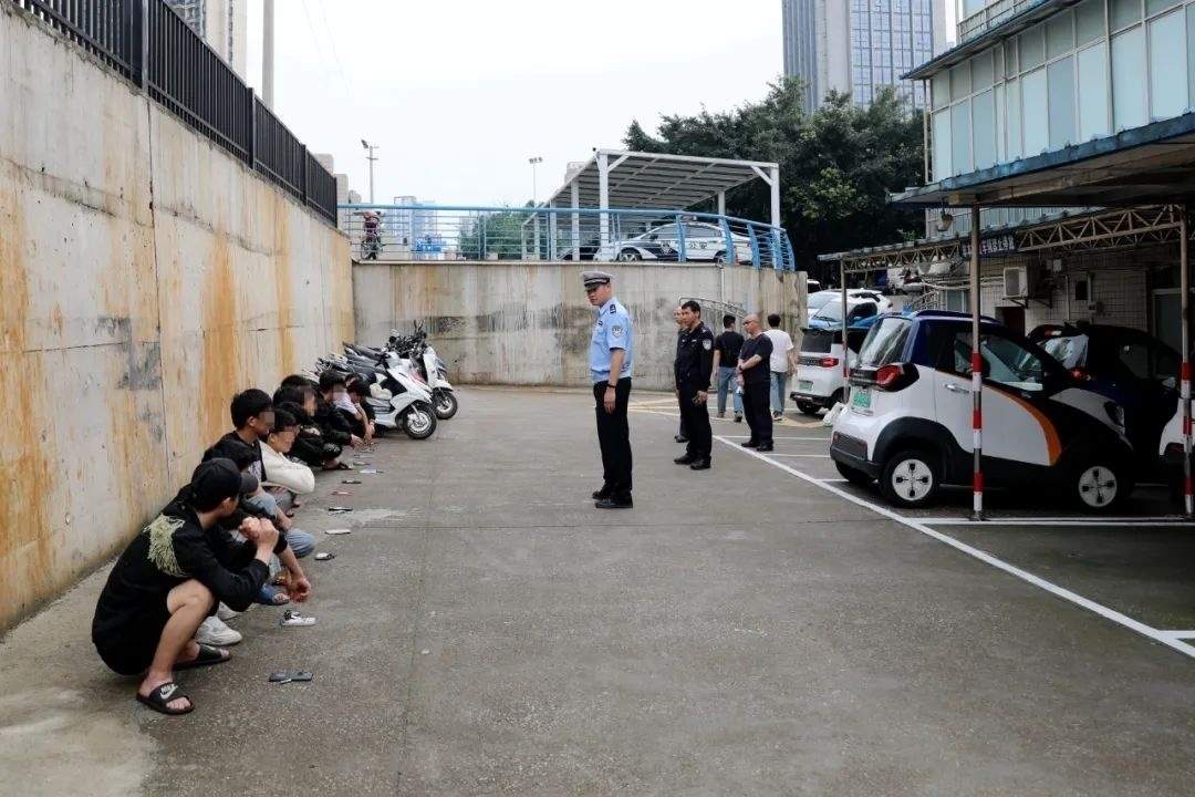 “鬼火”少年狂飙炸街“翘头”炫技,警察蜀黍出手了