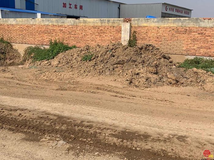 【啄木鸟在行动】山东亿森有限公司附近渣未覆盖 易产生扬尘