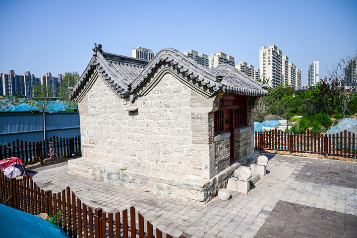 426岁老建筑平移后修缮 建小广场成社区微景观