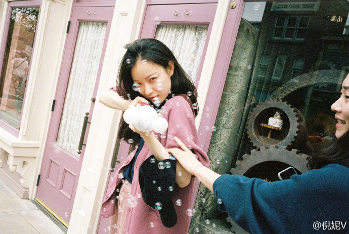 游客照模板！倪妮游迪士尼笑容灿烂