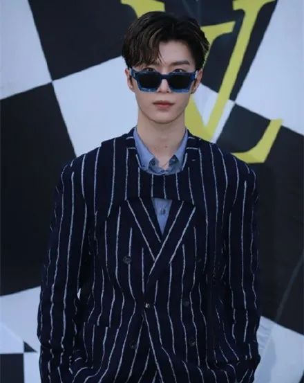 奚梦瑶产后首次公开亮相|LV大秀明星生图:奚梦瑶产后首次公开亮相脸浮肿,热巴显老朱一龙瘦成竿