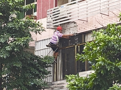 老旧大楼突然掉墙砖 行人被砸中头部危在旦夕