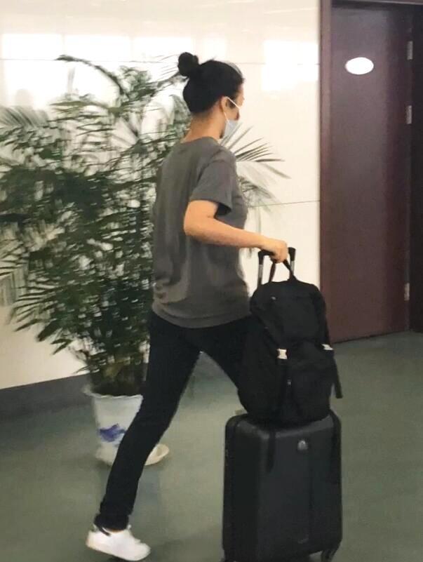 40岁汤唯近照曝光，穿着朴素口罩遮面，独自低调出行被赞接地气