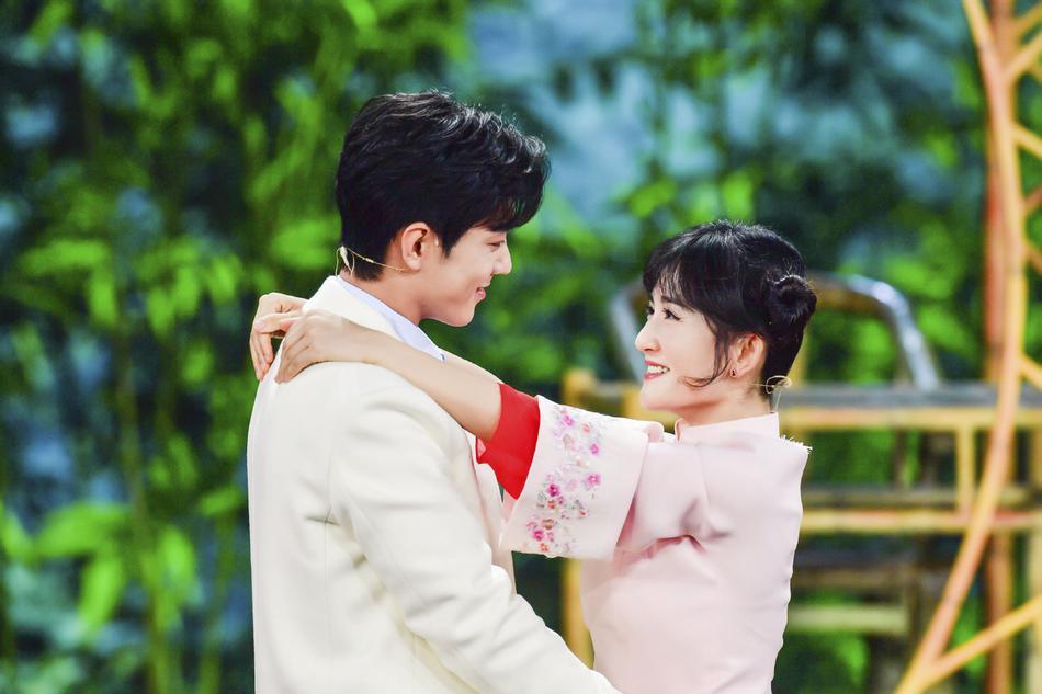 酸了吗？肖战舞台上表白谢娜 两人拥抱转圈圈