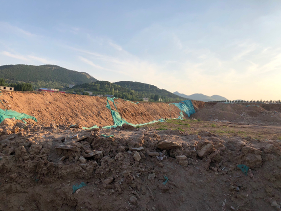 【啄木鸟在行动】凤凰路隧道南口东侧大片渣土裸露