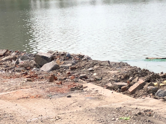 【啄木鸟在行动】水屯路与水屯北路交汇处以北500米处渣土裸露